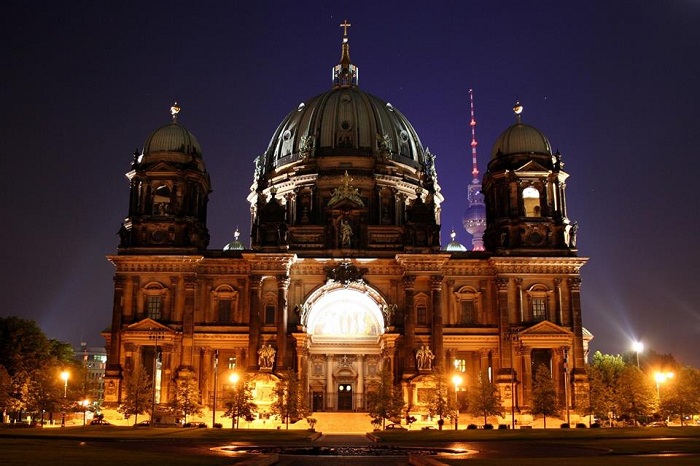 Берлинский кафедральный собор - самая большая евангелическая церковь Германии выглядит потрясающе в вечернее и ночное время.