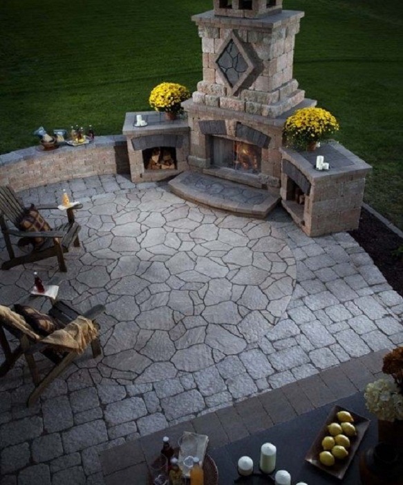 Оригинальное оформление двора при помощи создания максимально уютной атмосферы с помощью камина.