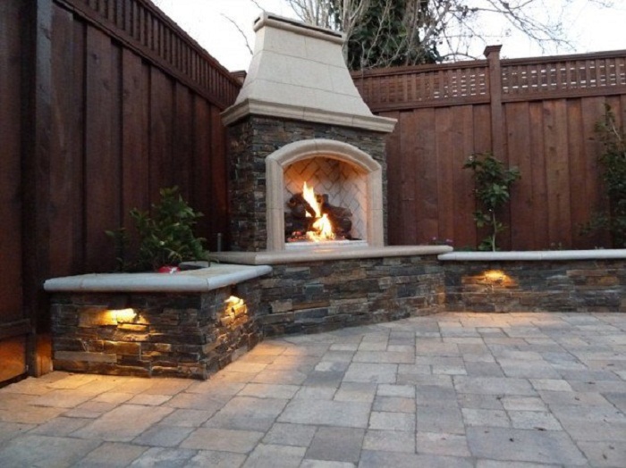 Симпатичное дизайнерское решение преобразить экстерьер двора с помощью крутого камина, что понравится.
