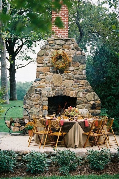 Симпатичное оформление местечка для обедов на открытом воздухе, которое обустроено при помощи камина.