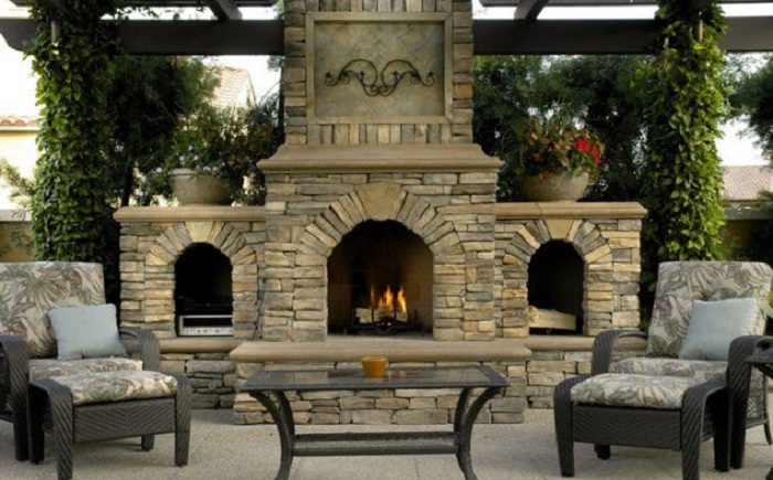 Очень красивый и оригинальный камин преобразит любой двор и создаст самую уютную атмосферу.