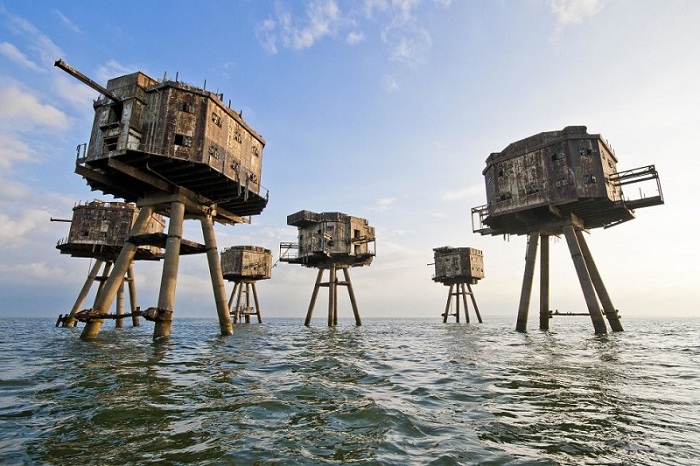 Эта морская крепость была создана для защиты берегов Англии от нападения Германии во время Второй Мировой Войны. Впоследствии она была выведена из эксплуатации в 1950 году, а сейчас заброшена полностью.