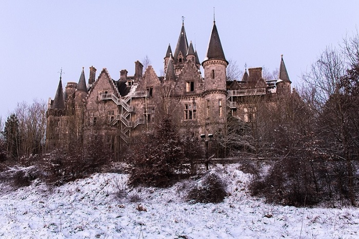 Прекрасны замок со своей историей, был захвачен во время Второй мировой войны и оставлен в 1991 году, потому что слишком дорого обходился в обслуживании.