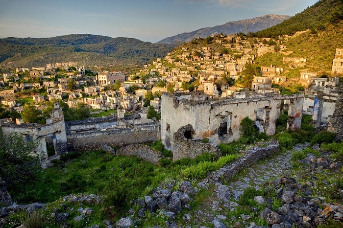 С 1920 года город пуст из-за политического обмена населения с Грецией. Расположен на склоне холма.