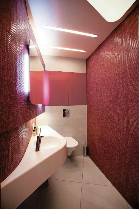 Красивий інтер'єр ванної кімнати створений завдяки оригінальному рішенню декору в кольорі бордо.
