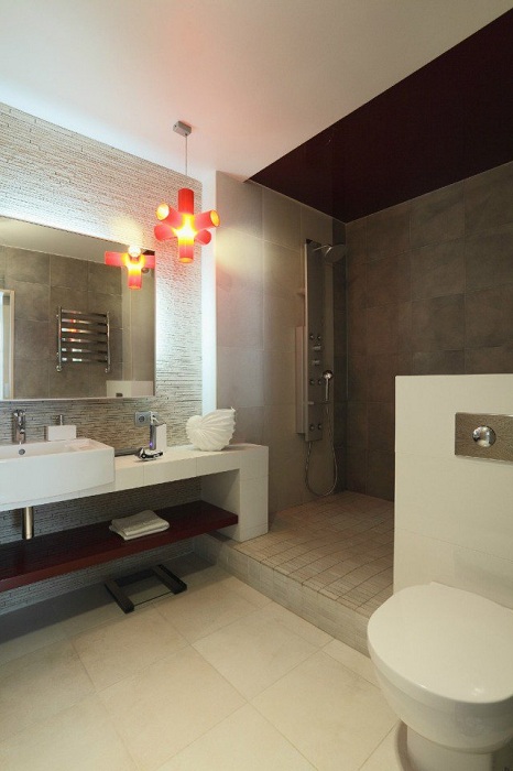 Хороший варіант створити простору ванну кімнату, якщо дозволяє площа і відмінно укомплектувати її.