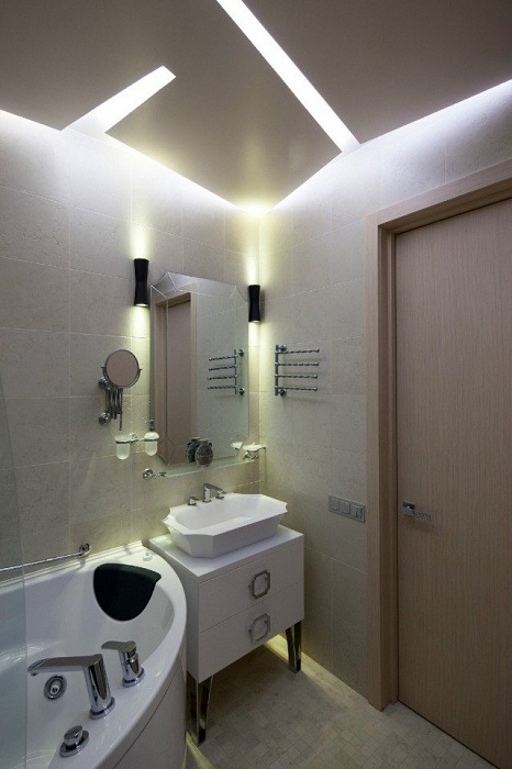 Красивий інтер'єр ванної кімнати створений завдяки нестандартному висвітлення, що зачарує з першого погляду.