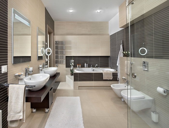 Вдале поєднання бежевого і шоколадного кольору в декорі ванної кімнати, що точно сподобається.