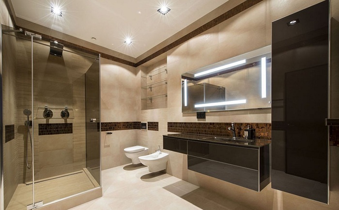 Відмінне рішення оформити ванну кімнату за допомогою поєднання темних і світлих тонів.