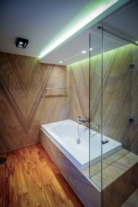 Вдале рішення оформити інтер'єр ванної кімнати в дереві, що створить додатковий комфорт і затишок.