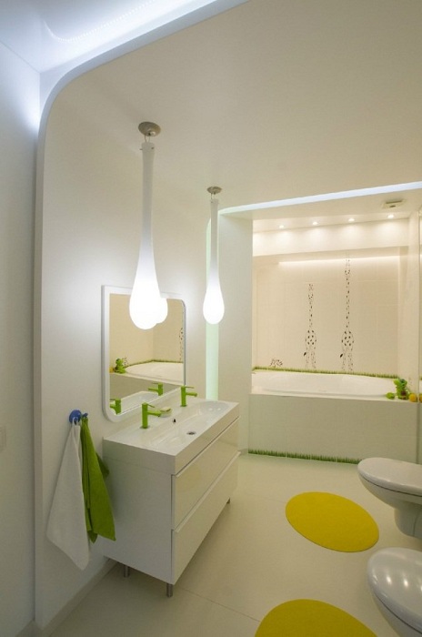 Декор ванної кімнати в білому кольорі з яскравими елементами, що надихне.