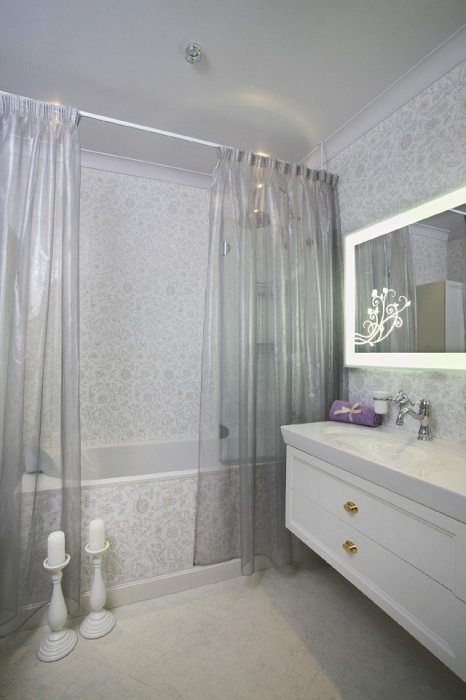 Цікавий інтер'єр ванної кімнати в світлих тонах, що подарує додатковий комфорт і легкість.