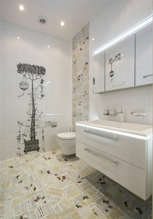 Круте оформлення ванної кімнати за допомогою плитки прикрашеної газетним принтом, що створить відмінний інтер'єр.