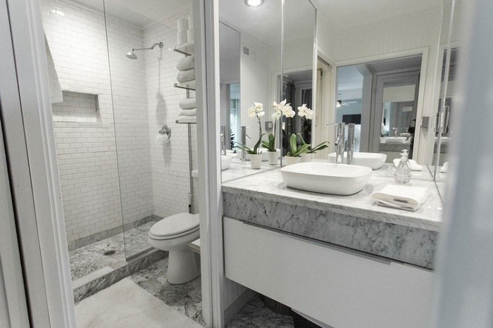 Відмінний варіант створити інтер'єр ванної кімнати в білому кольорі з мармуровими вставками.