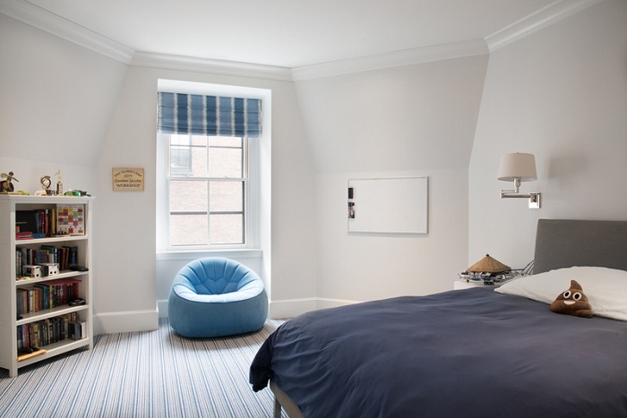 Цікаве доповнення до кімнати для сну в вигляді прекрасного блакитного кольору, який відмінно вписується в інтер'єр.