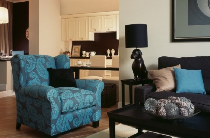 Симпатичний чорно-білий інтер'єр розбавлений синім кріслом, яке створює цікавий образ в кімнаті.