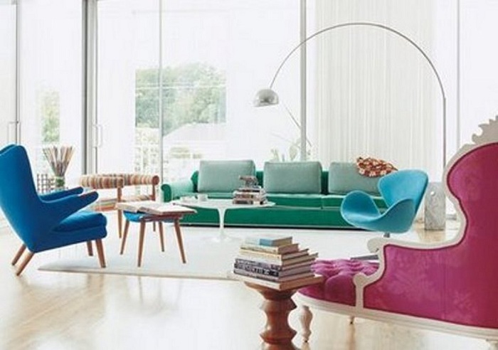 Яскравий інтер'єр вітальні з цікавою меблями і дуже практичними і цікавими кріслами синього кольору.