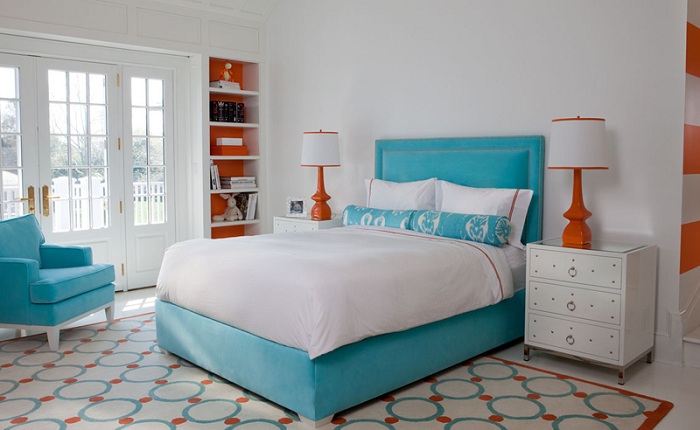 Легке і повітряне крісло в блакитному кольорі, яке освіжає інтер'єр спальної та створює певну зону комфорту.