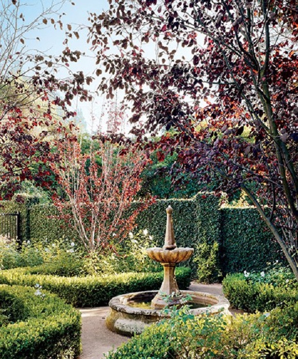 Самое простое, но интересное решение разместить фонтан в саду.