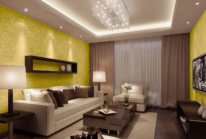 Незвичайний інтер'єр вітальні створений за допомогою оформлення стін в золотих відтінках, а штори в шоколадних.