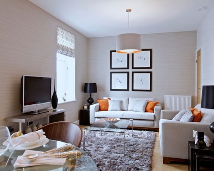 Певного шарму інтер'єру додають особливі помаранчеві подушки, які створять теплу атмосферу.