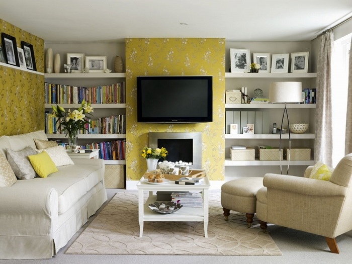 Симпатичний інтер'єр крихітній вітальні перетворений за рахунок використання жовтої колірної гами.