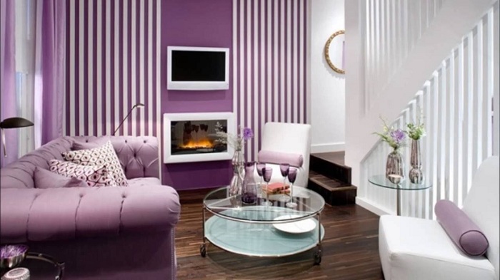 Вітальня з маленькою площею оформлена в фіолетових відтінках, що додає ще більшої витонченості та ніжності.