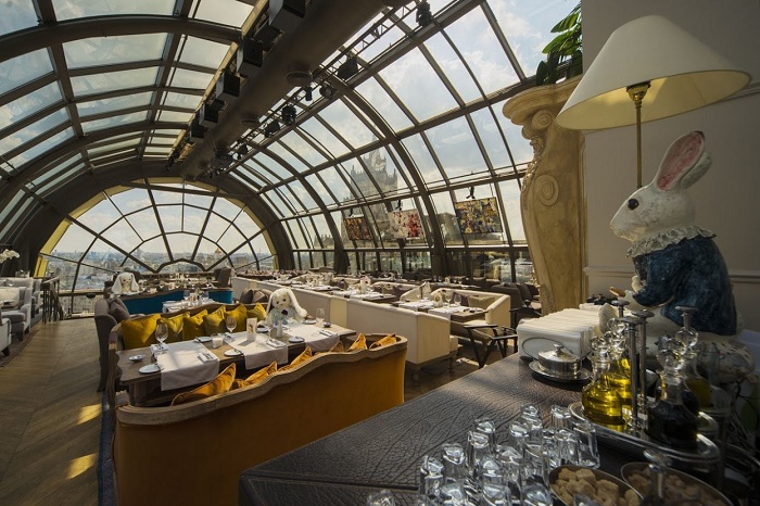 Куполообразный стеклянный потолок освещает и открывает потрясающий вид и создает превосходную атмосферу.