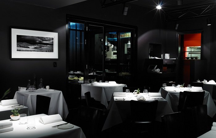 Интересная атмосфера, мягкое освещение и романтическая атмосфера создают еще более персонализированный интерьер в ресторане.