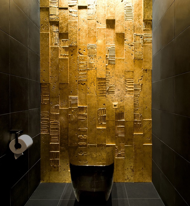 Відмінне оформлення кімнати в чорному кольорі і як варіант оформлення однієї стіни в золотом.