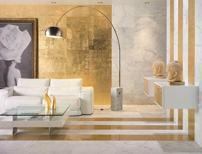Незвичайний інтер'єр вітальні кімнати створений завдяки комбінуванню білих тонів з золотими.