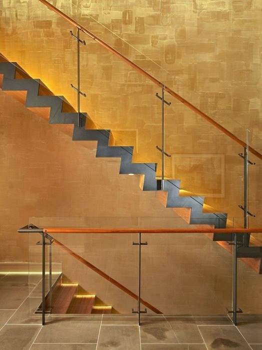 Прекрасний і дуже крутий варіант декорування стін в золотому кольорі, що додає певного шарму.