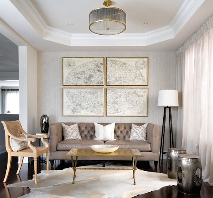 Симпатичні варіанти оформлення кімнати з можливістю обрамити картини та люстру золотою облямівкою.