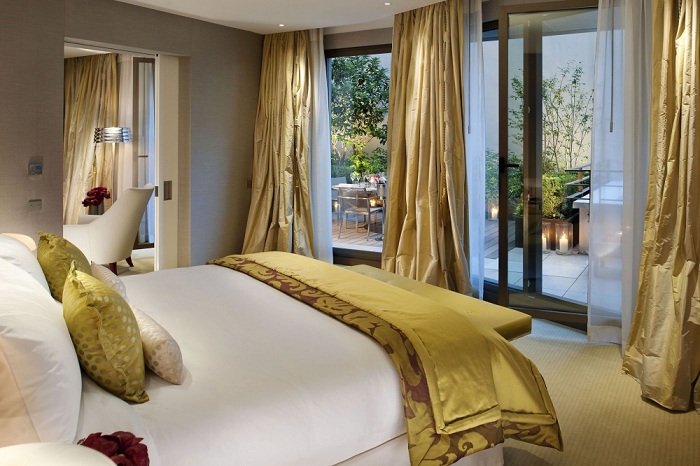 Цікавий варіант облаштувати інтер'єр спальної за допомогою золотих штор, що сподобаються.