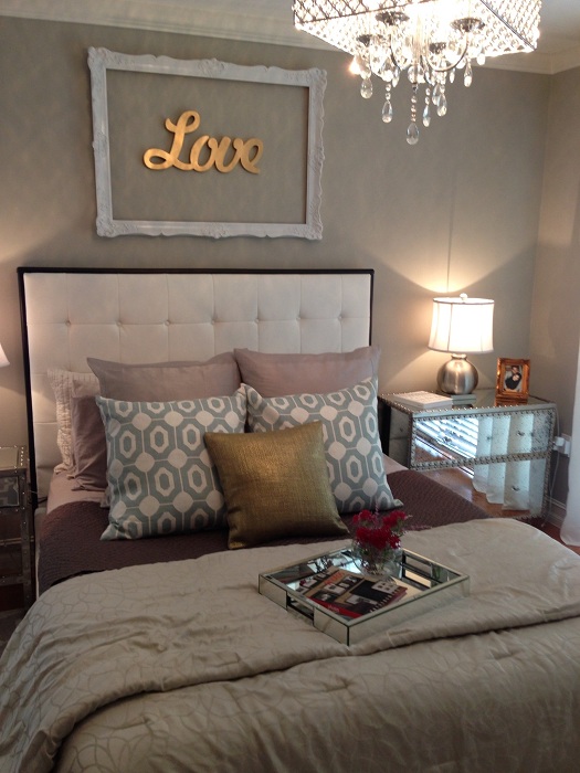 Швидко перетворити й прикрасити інтер'єр спальної можливо за допомогою золотих елементів декору.