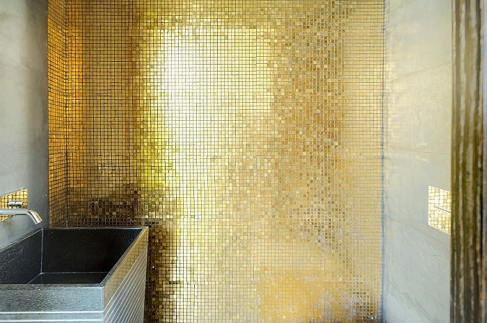 Симпатична золота дрібна мозаїка стане просто відмінним рішенням при декоруванні кімнати такого типу.