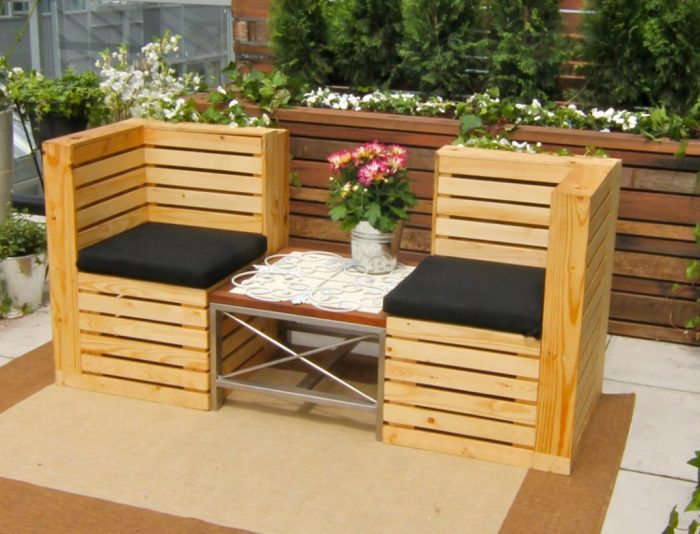 Садовая мебель из деревянных поддонов отлично дополняет различные стили ландшафтного дизайна. 