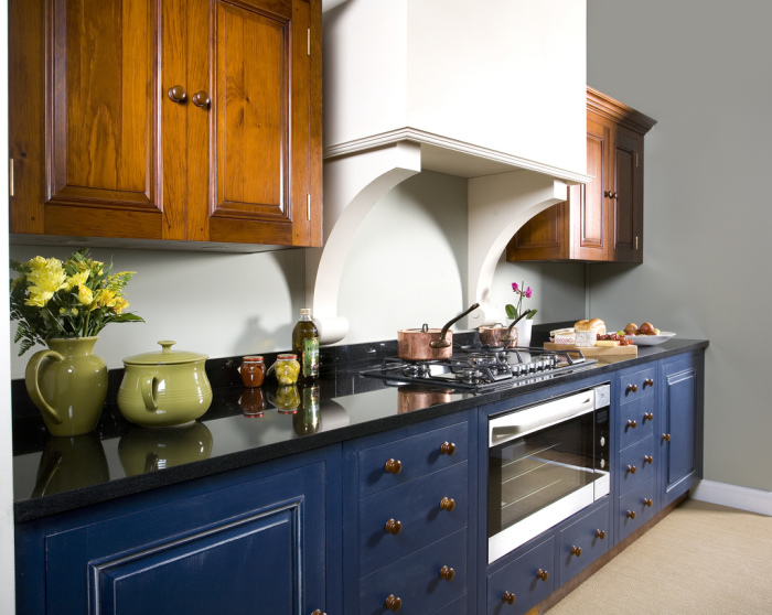 Поєднання коричневого і синього в інтер'єрі кухні.